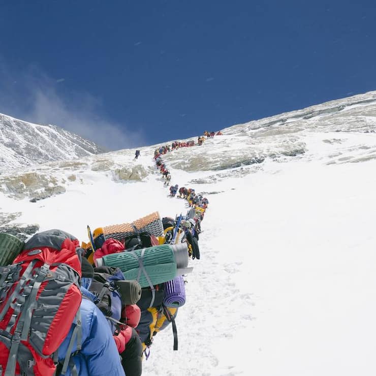 Eine Karawane von Bergsteigern auf dem Lhotse, Mount Everest.