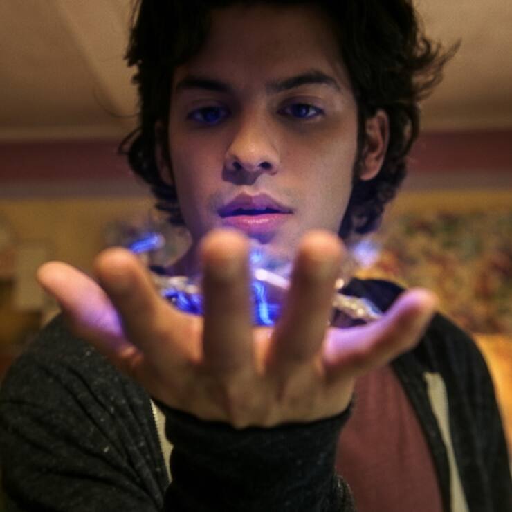 Jaime (Xolo Maridueña) ist der Blue Beetle. 