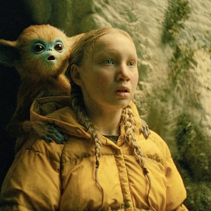 Kino – «The Legend of the Ochi»: Yuri (Helena Zengel) versteht die Pfeif-Sprache des Ochi-Babys.