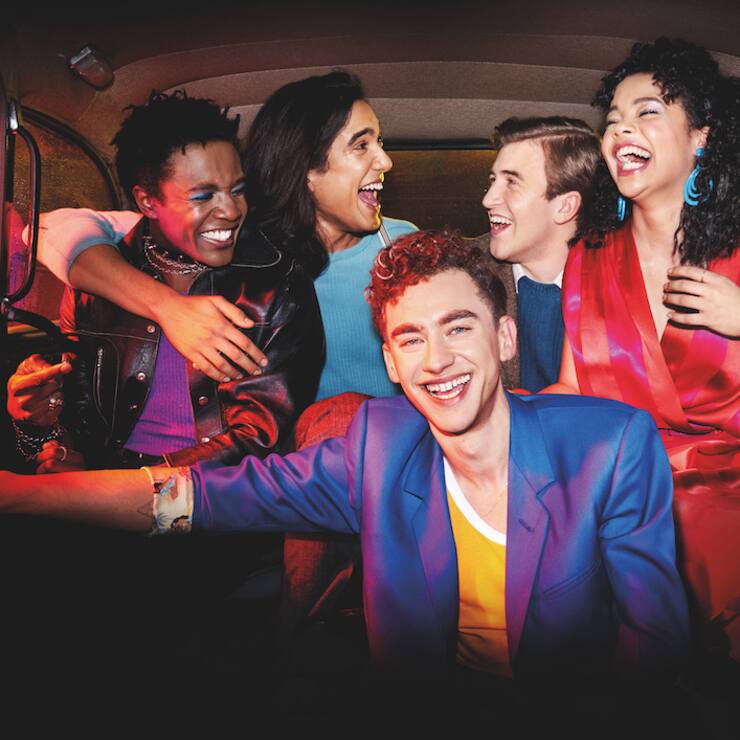Eine lebensfrohe und kunterbunte Clique: Roscoe (Omari Douglas), Ash (Nathaniel Curtis), Ritchie (Olly Alexander), Colin (Callum Scott Howells), Jill (Lydia West, v.l.).) 
