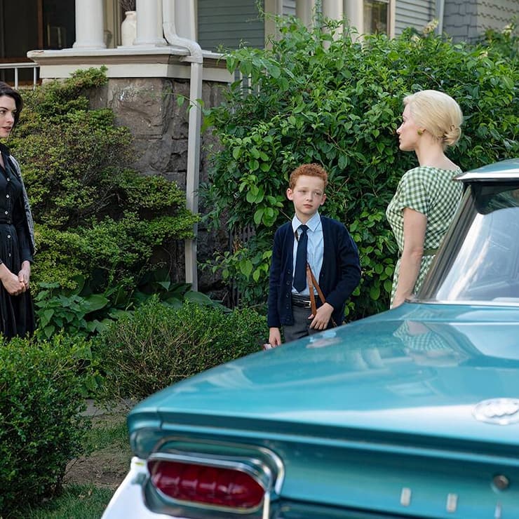 Kino – «Mother’s Instinct»: Celine (Anne Hathaway, l.) geht zu Alice (Jessica Chastain) auf Distanz.