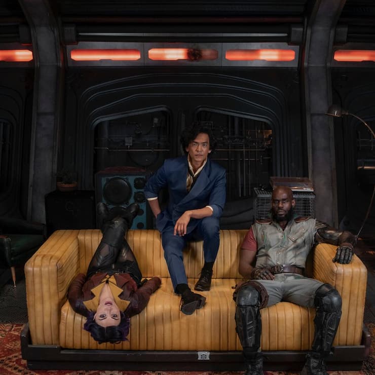Cowboy Bepop, von links nach rechts: DANIELLA PINEDA als FAYE VALENTINE, JOHN CHO als SPIKE SPIEGEL und MUSTAFA SHAKIR als JET BLACK 