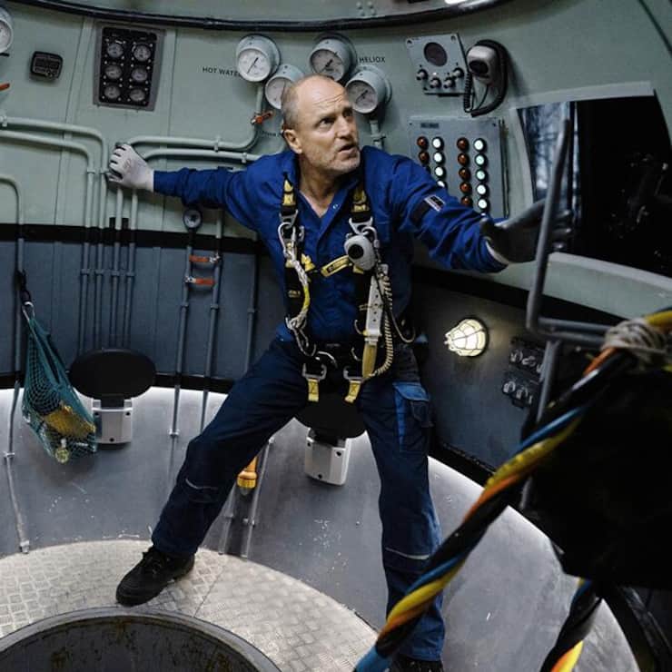 Koordiniert in der Glocke die Tauchgänge: Duncan (Woody Harrelson).