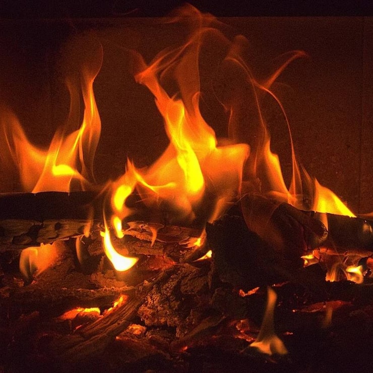 Kaminfeuer 4K – Knisterndes Birkenholz-Feuer