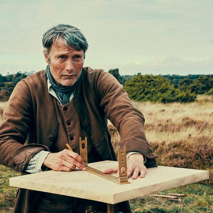 Ludvig (Mads Mikkelsen) zeichnet seinen Anbauplan in der wilden jütischen Heide.