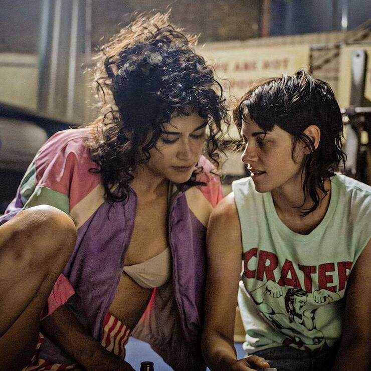 Kino – «Love Lies Bleeding»: Amour fou: Lou (Kristen Stewart, r.) und Bodybuilderin Jackie (Katy O’Brian).