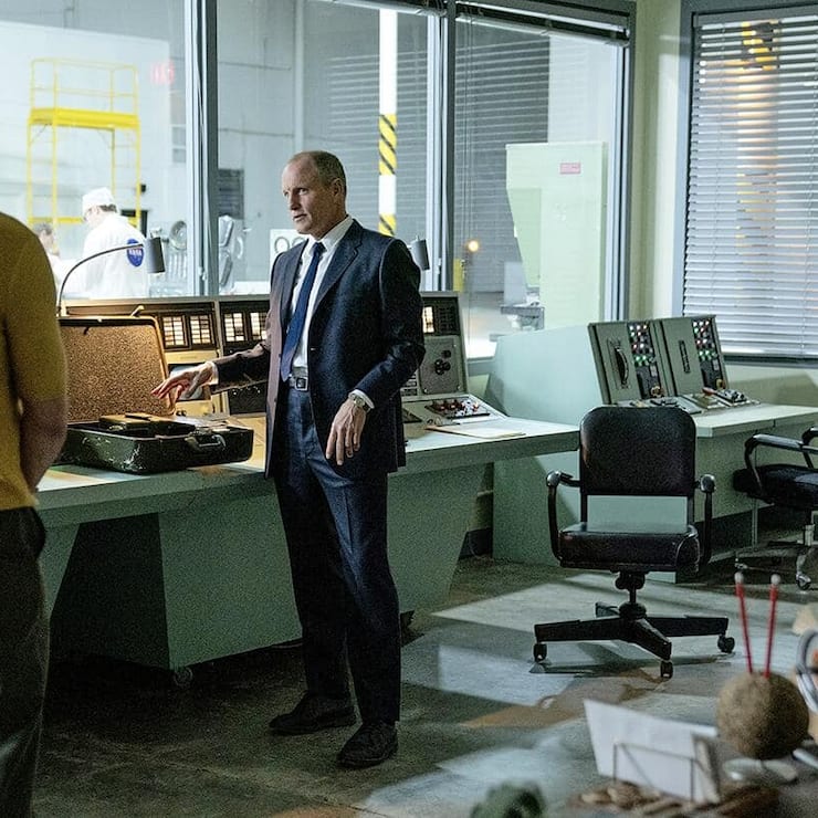 Kino – «Fly Me to the Moon»: Nixon-Berater Moe (Harrelson, M.) stellt Cole (Tatum) die PR-Frau  Kelly (Johansson) zur Seite.