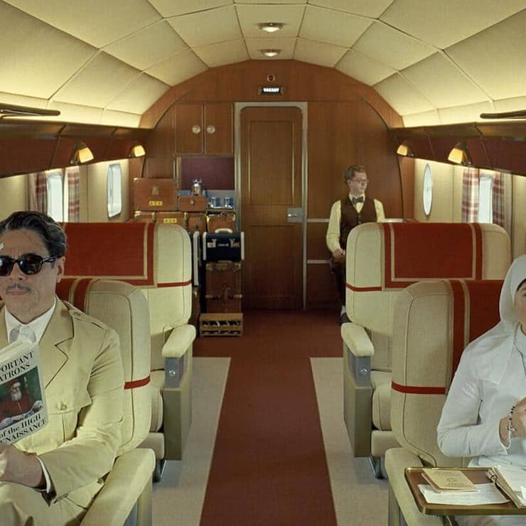 Kino – «The Phoenician Scheme»: Korda (Del Toro) fliegt mit Tochter Liesl (Threapleton) zu Investoren.