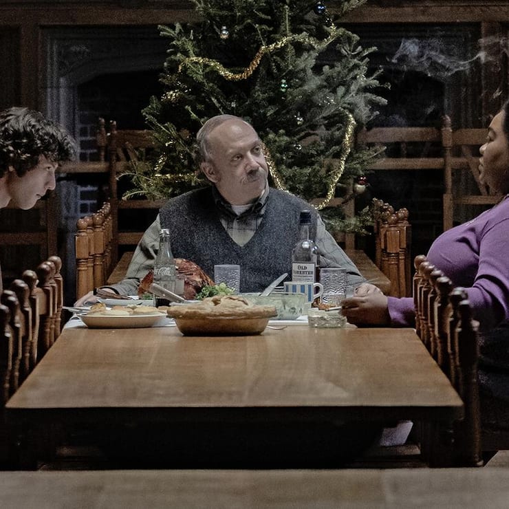 Lehrer Hunham (Giamatti) und Angus (Sessa) essen mit der Köchin.