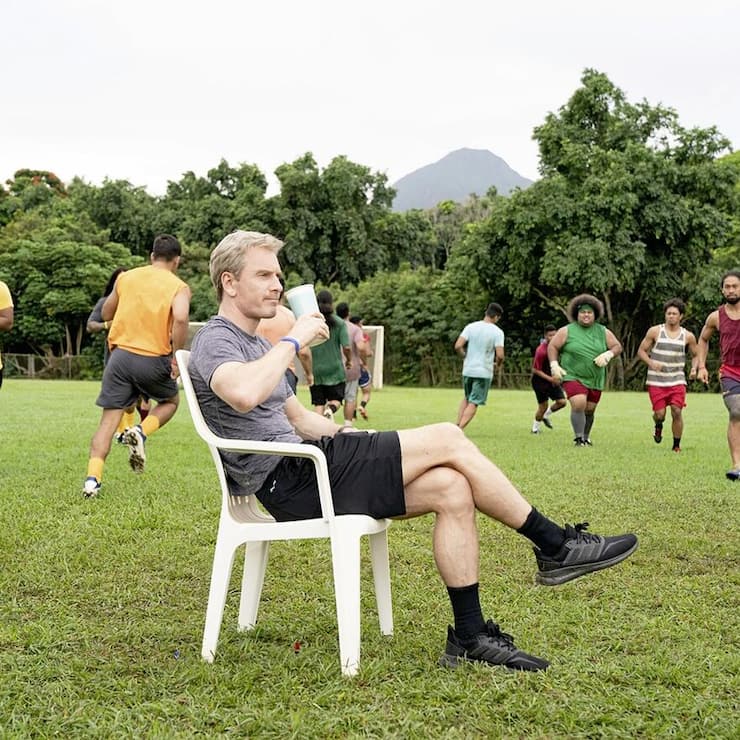Trainer Rongen (Michael Fassbender) drillt die Inselkicker.