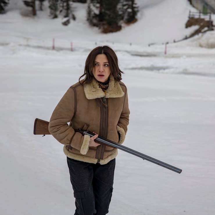 Asia Argento schwer bewaffnet in den Schweizer Bergen