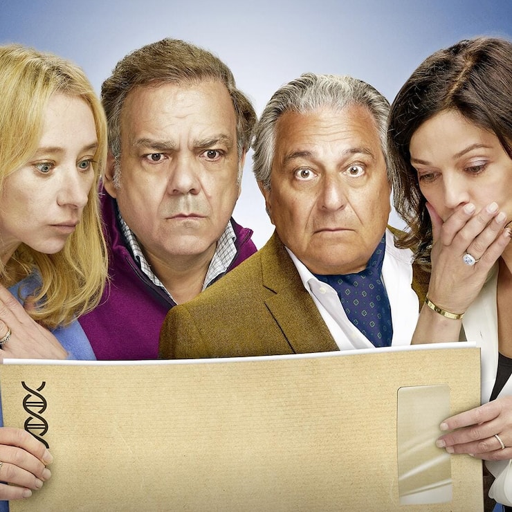 Kino – «Cocorico»: White and Yellow Films/SND/M6Films/Beside Productions/Pathé FilmsFrédéric (Clavier, 3. v. l.) und Gérard (Bourdon) erfahren  mit ihren Frauen Verblüffendes über ihre Herkunft.