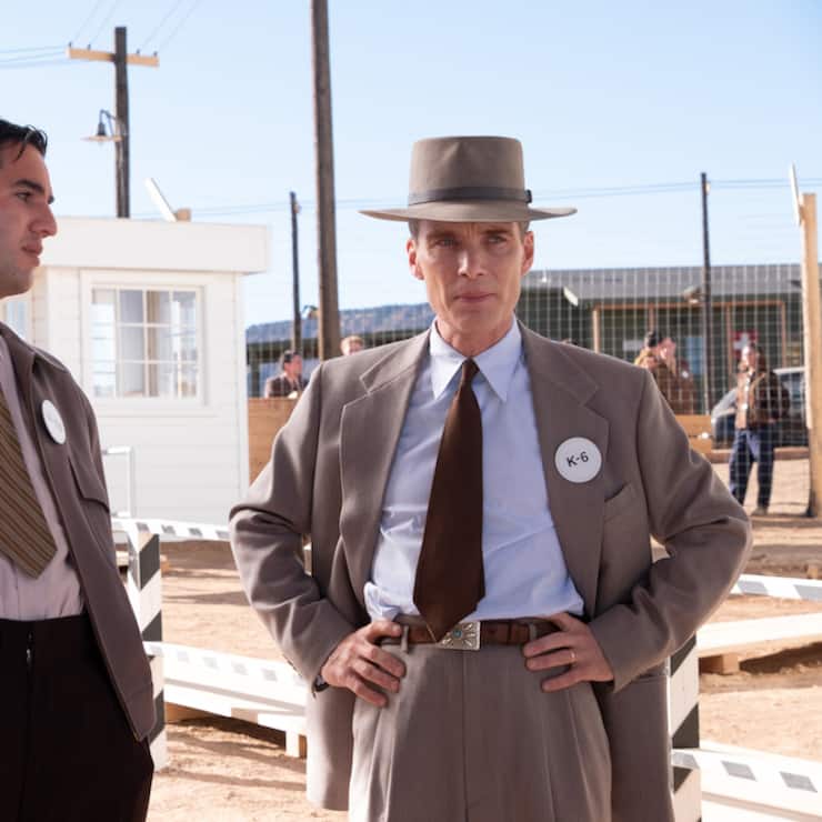 Oppenheimer (Cillian Murphy, r.), der Vater der Atombombe, mit Edward Teller (Benny Safdie), dem späteren Vater der Wasserstoffbombe, auf dem Gelände des geheimen Forschungsgeländes Los Alamos.