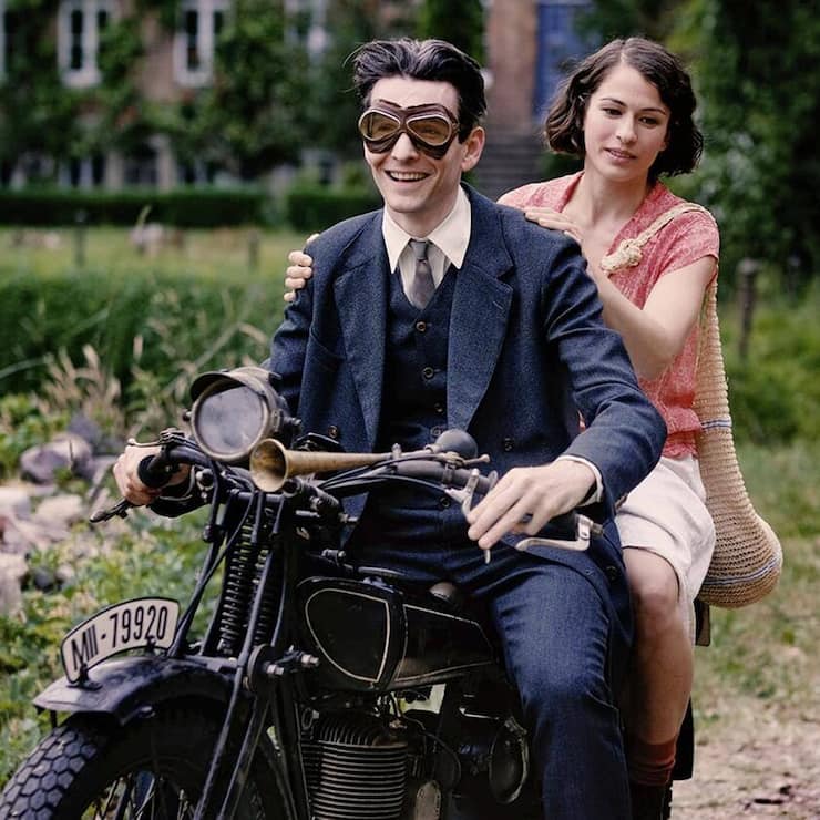 Kino – «Die Herrlichkeit des Lebens»»: Kafka (Sabin Tambrea) fährt mit Dora (Henriette Confurius)  ans Meer.