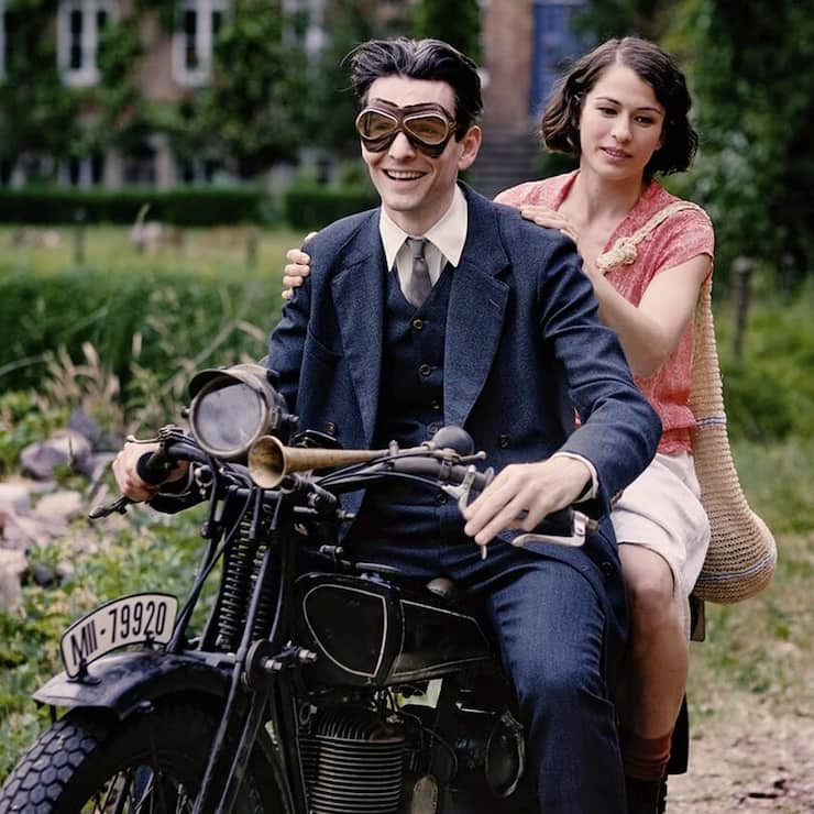 Kafka (Sabin Tambrea) fährt mit Dora (Henriette Confurius)  ans Meer.