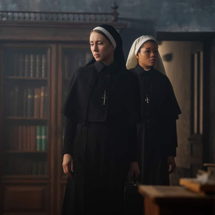 Irene (Taissa Farmiga, l.) und die Novizin Debra (Storm Reid) suchen in «The Nun 2» nach Hinweisen auf Valaks Verbleib.