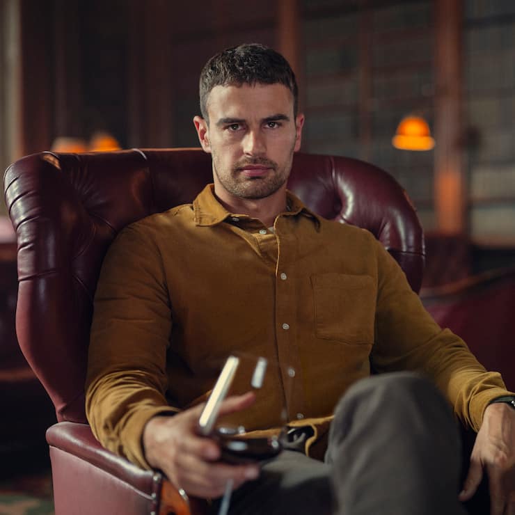 Theo James («The White Lotus»)  entdeckt das englische Gangstertum.