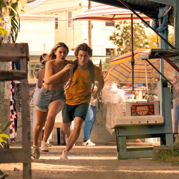 OUTER BANKS (L to R) MADELYN CLINE as SARAH CAMERON and CHASE STOKES as JOHN B in episode 201 of OUTER BANKS Cr. JACKSON LEE DAVIS/NETFLIX © 2021