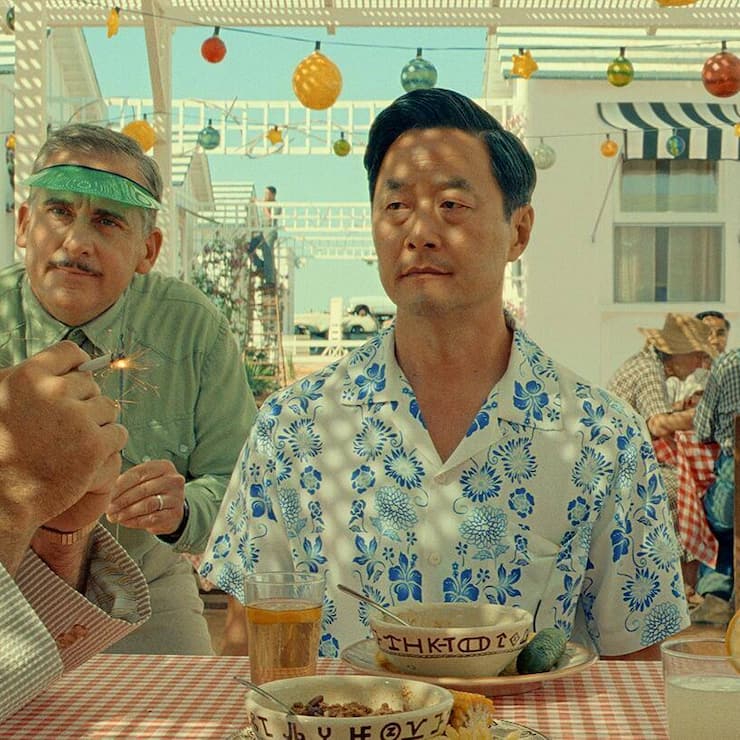 Wo ist das Alien hin? Der Motelbesitzer (Steve Carell, 2.v.l.) unterhält sich mit seinen Gästen.