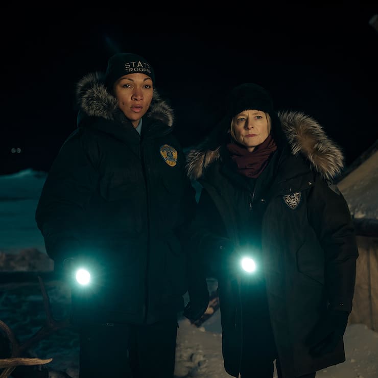 Die Detectives Liz Danvers (Jodie Foster) und Evangeline Navarro (Kari Reis) ermitteln in Alaska.
