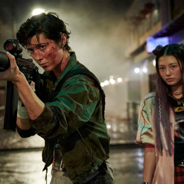 «Kate»: Ani (Miku Martineau, r.) und Kate (Mary Elizabeth Winstead)