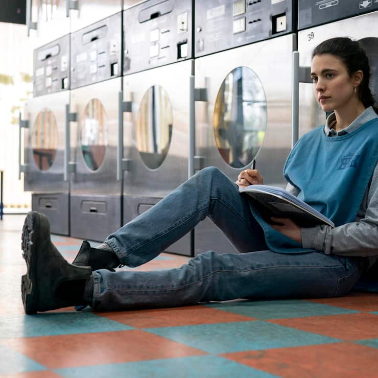 MARGARET QUALLEY als ALEX in MAID