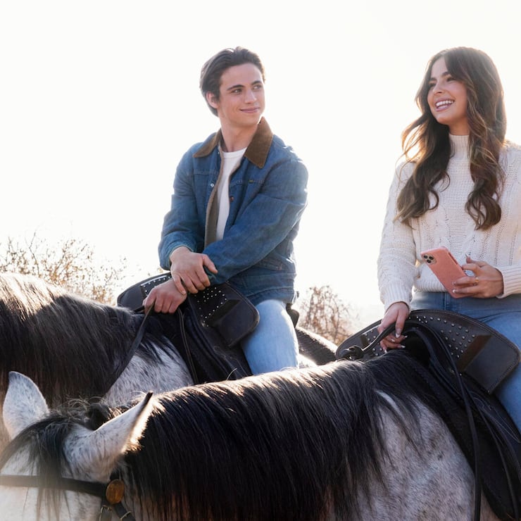 «Einer wie keiner» auf Netflix: TANNER BUCHANAN als CAMERON KWELLER und ADDISON RAE als PADGETT SAWYER