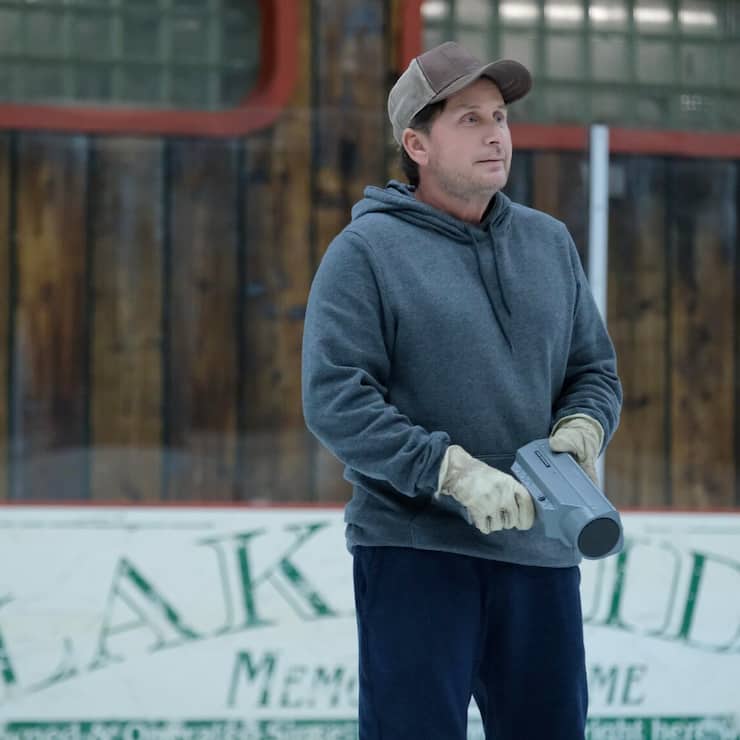 Emilio Estevez als Eishockey-Trainer Gordon Bombay in «Mighty Ducks: Game Changer».