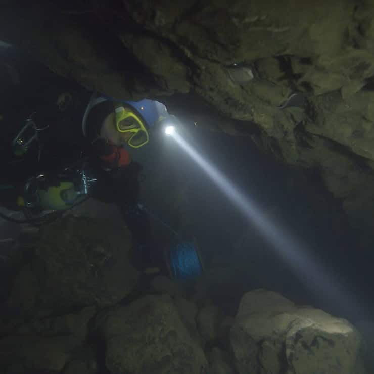 Ein Taucher auf Rettungsmission in der Unterwasserhöhle