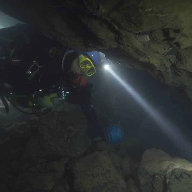 Ein Taucher auf Rettungsmission in der Unterwasserhöhle
