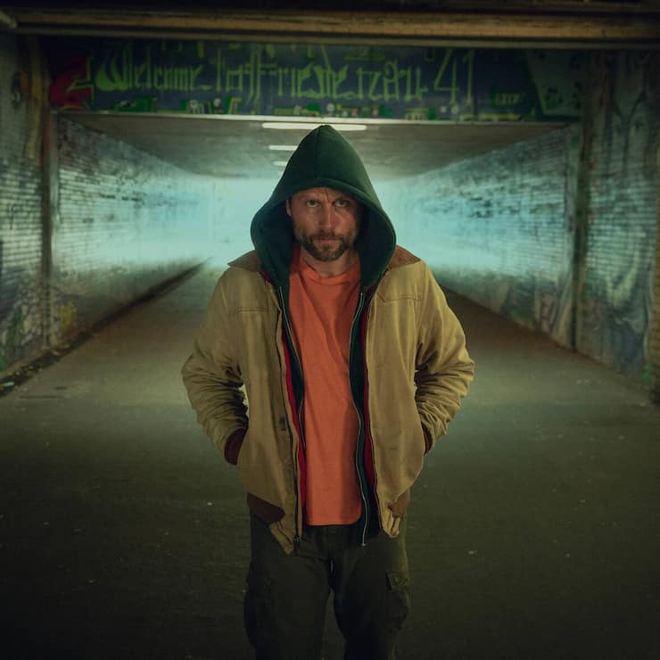 Mike Atlas (Max Riemelt) ist ein sehr gepflegter Randständiger: «Schlafende Hunde» auf Netflix