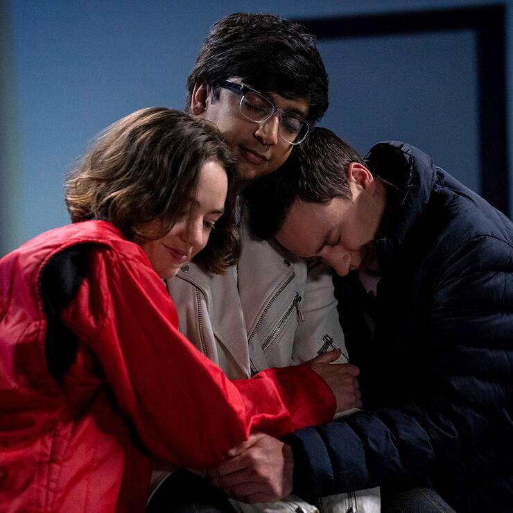 ATYPICAL (L to R) BRIGETTE LUNDY-PAINE as CASEY GARDNER, NIK DODANI as ZAHID, and KEIR GILCHRIST as SAM GARDNER in episode 409 of ATYPICAL Cr. GREG GAYNE/NETFLIX Ă© 2021