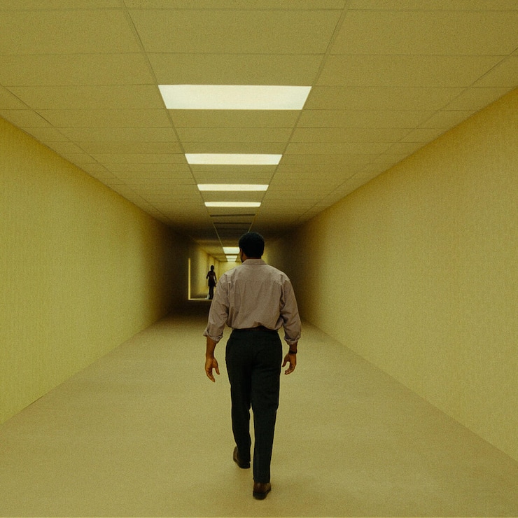 BACKROOMS-Still 01-© Courtesy of A24.jpg.jpg