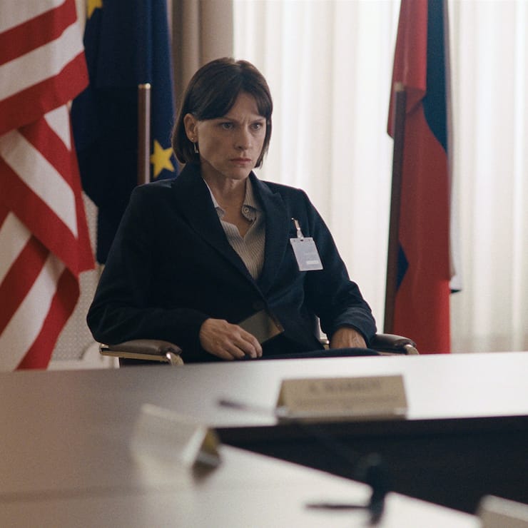 Leiterin des delikaten Treffens: Alexandra Weiss (Veerle Baetens).