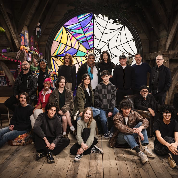 Am Set von «Wednesday» (v.l.): Georgie Farmer, Victor Dorobantu, Luyanda Unati Lewis-Nayo, Joy Sunday, Owen Painter, Emma Myers, Billie Piper, Jenna Ortega, Evie Templeton, Luis Guzman, Isaac Ordonez, Catherine Zeta-Jones, Alfred Gough, Noah Taylor, Miles Millar, Tim Burton, Steve Buscemi, Moosa Mostafa und Hunter Doohan.