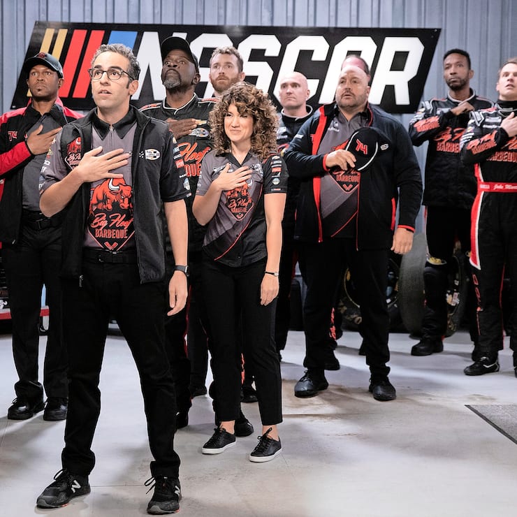 THE CREW (L to R) DAN AHDOOT as AMIR, GARY ANTHONY WILLIAMS as CHUCK, SARAH STILES as BETH, KEVIN JAMES as KEVIN and FREDDIE STROMA as JAKE in episode 101 of THE CREW Cr. ERIC LIEBOWITZ/NETFLIX © 2020