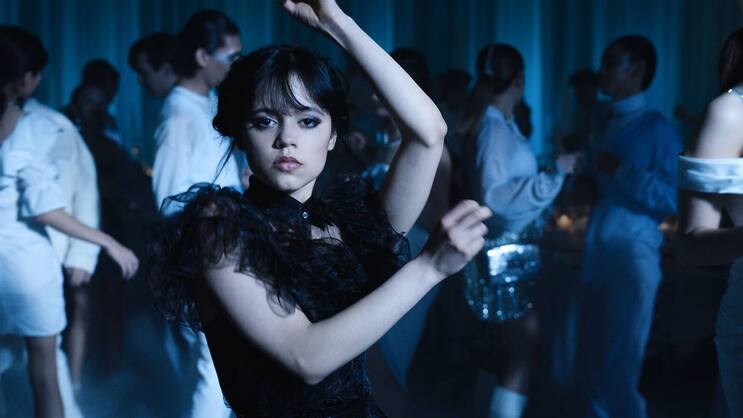 Ob Wednesday (Jenna Ortega) ihren legendären Tanz in Season 2 wiederholt?
