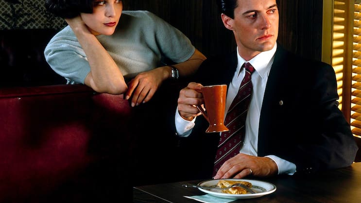 Verführerisch: Audrey Horne (Sherilyn Fenn) verdreht Agent Cooper den Kopf.