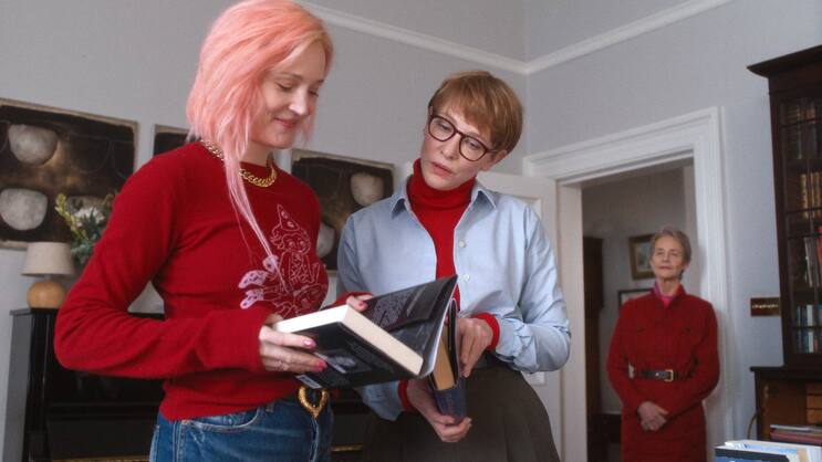 Mutter (Rampling, r.) lädt ihre zwei Töchter (Krieps & Blanchett) zum Tee.