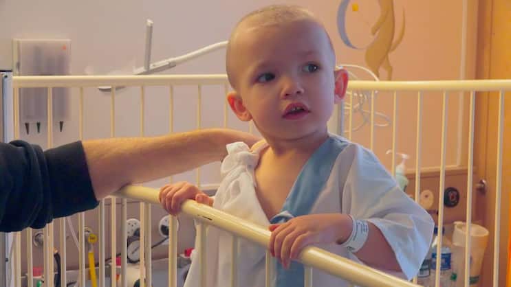 Tapfer: Der kleine Noliam hängt 12 Stunden pro Tag an der Dialysemaschine.