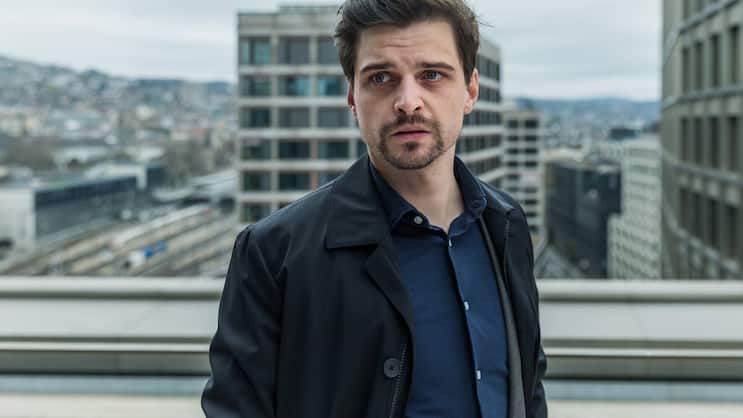 Auch in der 2. Staffel von «Neumatt» ist Michi (Julian Koechlin) wieder als Consultant unterwegs.