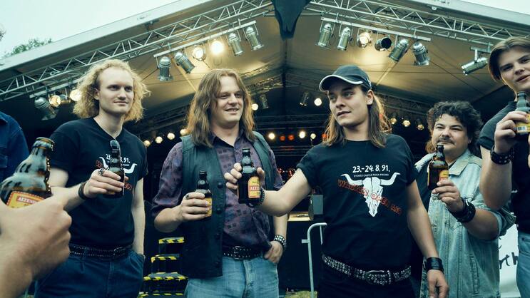 Holger Hübner (Sammy Scheuritzel), Thomas Jensen (Sebastian Jakob Doppelbauer) und Gitarrist Gösy (Béla Gábor Lenz, v.l.) stossen aufs erste Wacken Open Air an.