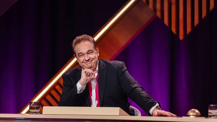 Nur mal kurz vorbeischauen und eine Rateshow moderieren: Oliver Kalkofe.