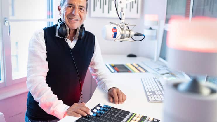 «Noch immer nutzt etwa ein Drittel der Schweizer Haushalte UKW»: Radiopionier und Medienunternehmer Roger Schawinski nimmt die SRG scharf in die Kritik.