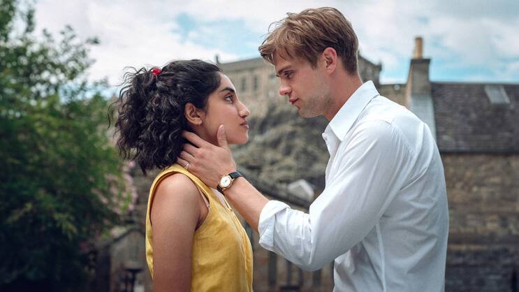 Sehen sich jeden 15. Juli wieder: Emma (Ambika Mod) und Dexter (Leo Woodall).