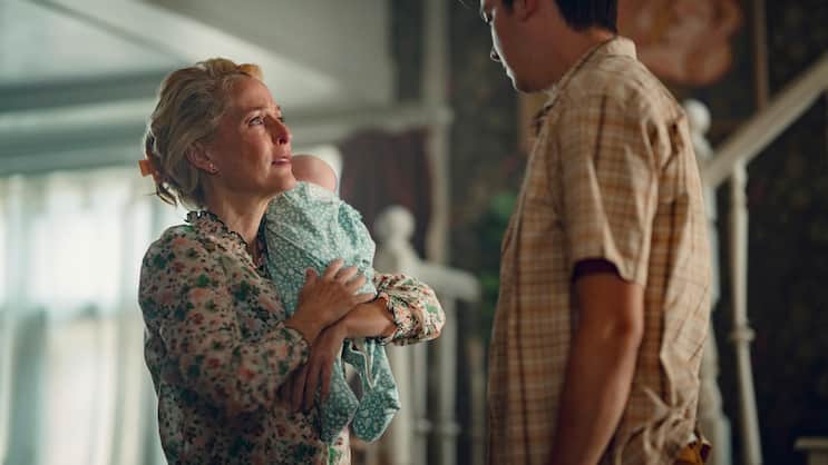 Otis (Asa Butterfield) ist kein Einzelkind mehr: Jean (Gillian Anderson) hat Baby Joy geboren.