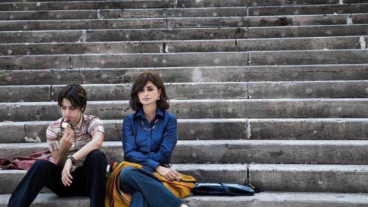Clara (Penélope Cruz, r.) und ihr Transgender-Sohn (Luana Giuliani).