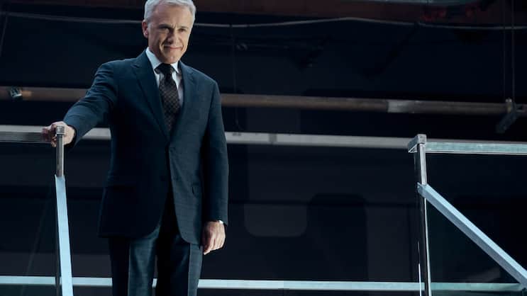Der neue Chef Regus Patoff (Christoph Waltz) mischt sich sogar in das Liebesleben seiner Untergebenen ein.