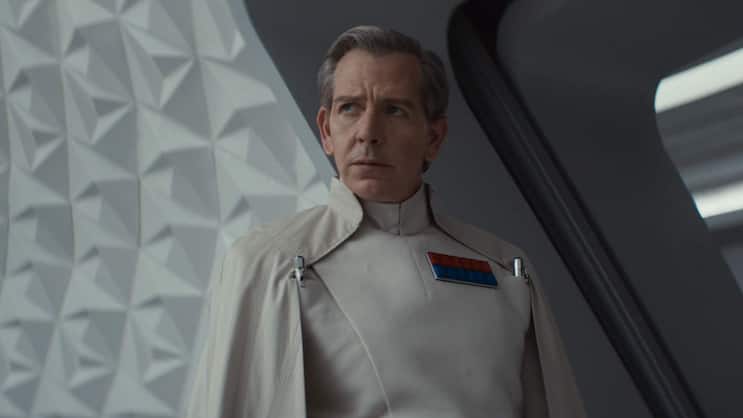 Ben Mendelsohn versichert spöttisch, dass er nicht digital verjüngt wurde.