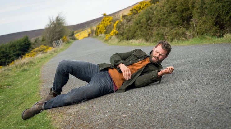 Elliot (Jamie Dornan) ist auf der Flucht vor Entführern. Wer will ihm dieses Mal ans Leder?